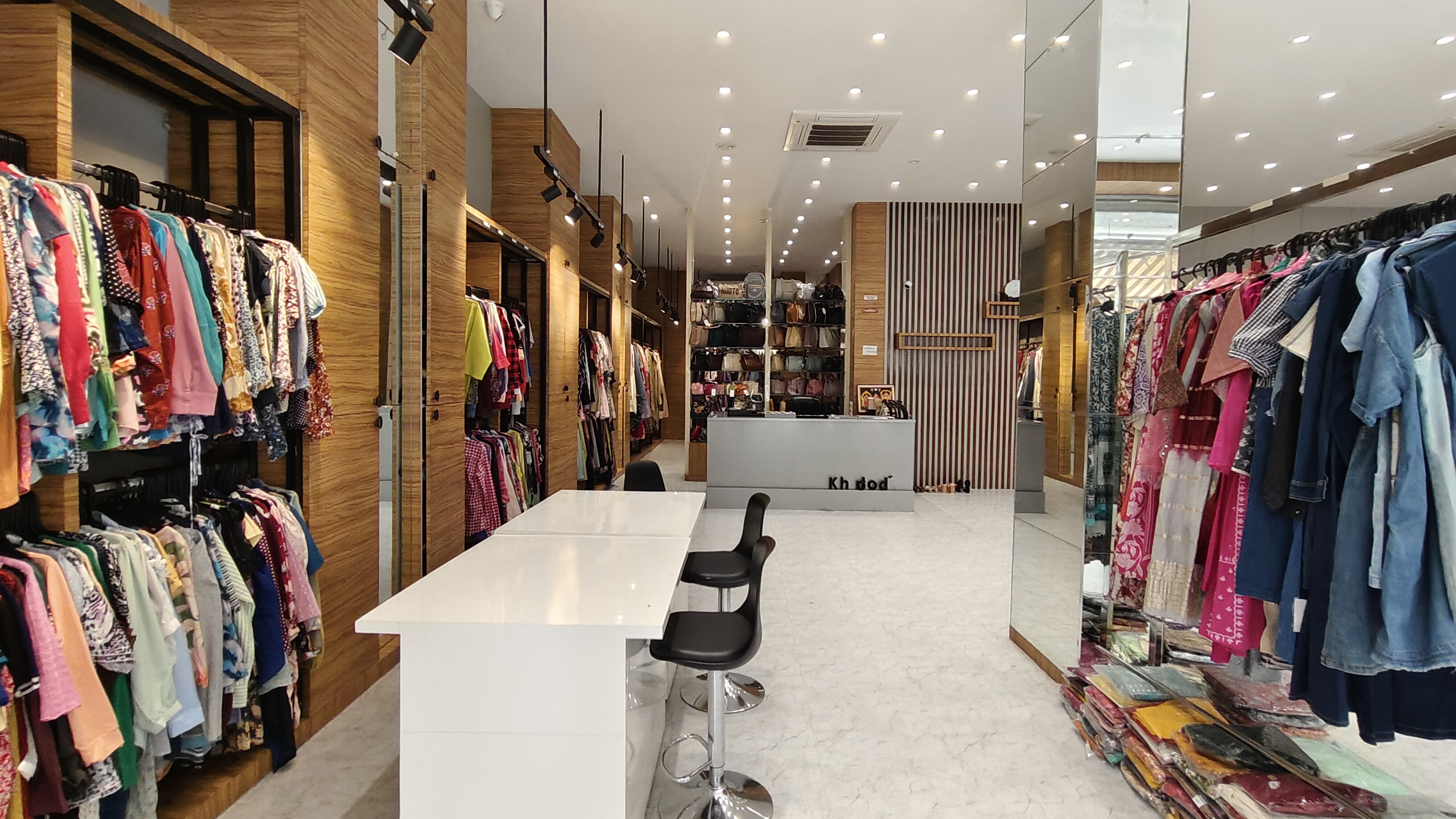 Luxury fashion boutique background (desktop)